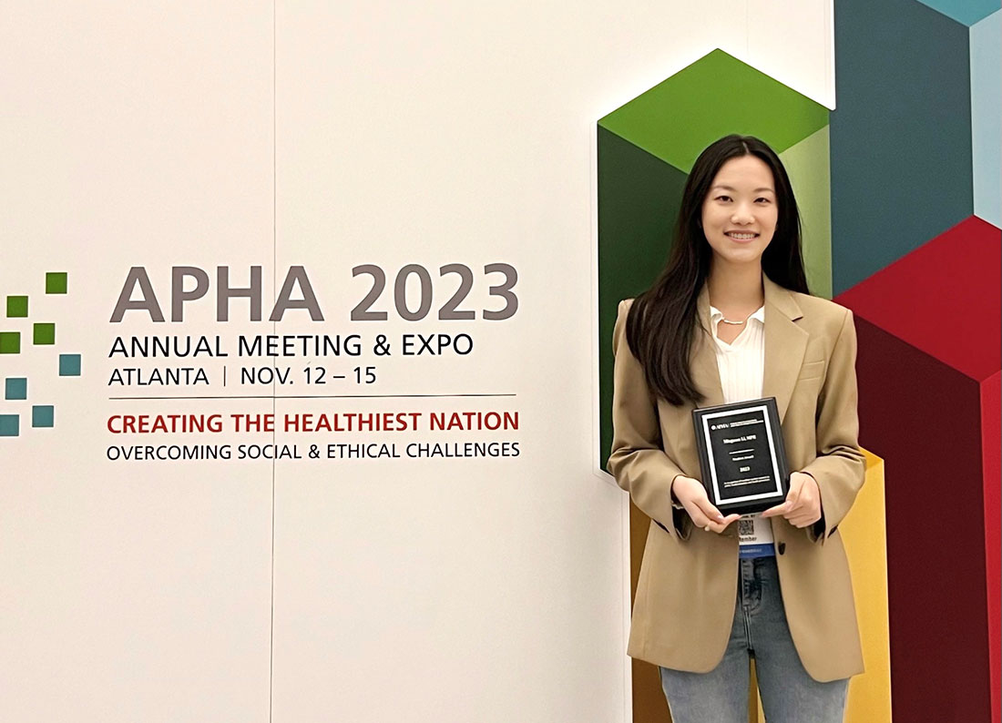 Jessica Li accepting award at APHA annual meeting