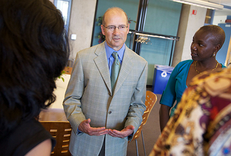 Mike Wasylenko meeting with a group of executive education students Mike Wasylenko meeting with a group of executive education students