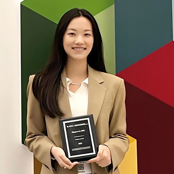 Mingxuan (Jessica) Li with award